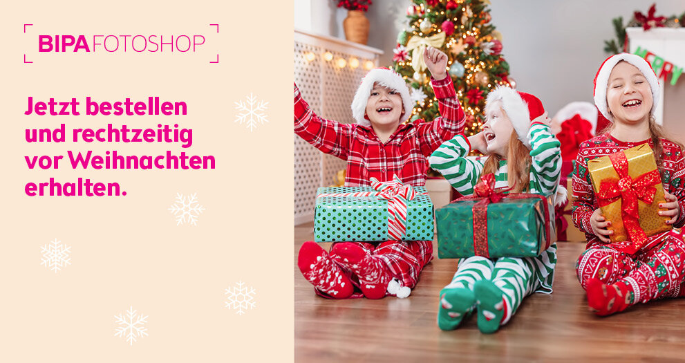 Vier Kinder in Weihnachtsoutfits sitzen mit Geschenken vor dem Baum, links Hinweis zur rechtzeitigen Bestellung zu Weihnachten.