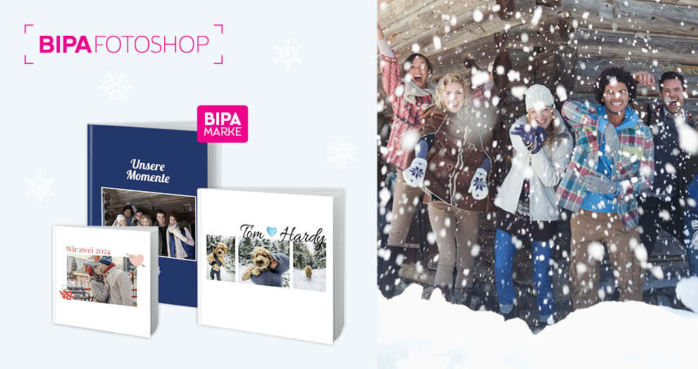 Gruppe im Schnee vor Holzhütte, daneben individuell gestaltete Fotobücher mit persönlichen Wintermomenten 2024.