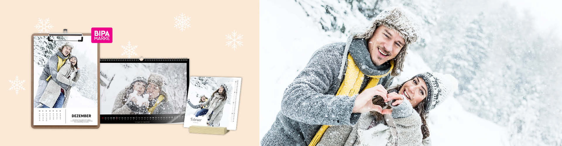 Paar im Schnee zeigt Herz mit Händen, daneben personalisierte Fotokalender mit winterlichen Bildern für 2024.