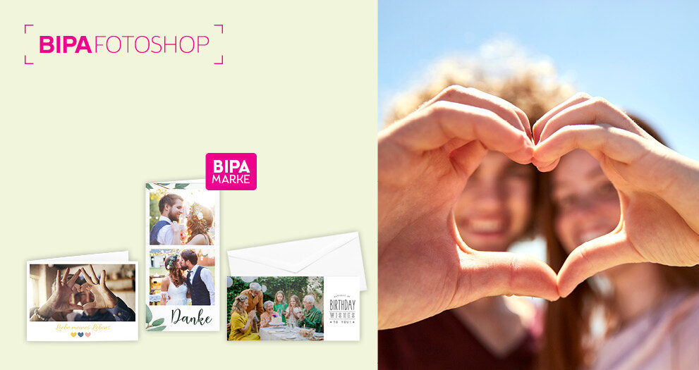 Zwei Menschen formen ein Herz mit den Händen – personalisierte Grußkarten mit Fotos zu Hochzeit, Geburtstag oder Dankeschön gestalten.