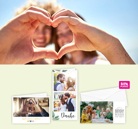 Zwei Menschen formen ein Herz mit den Händen – personalisierte Grußkarten mit Fotos zu Hochzeit, Geburtstag oder Dankeschön gestalten.