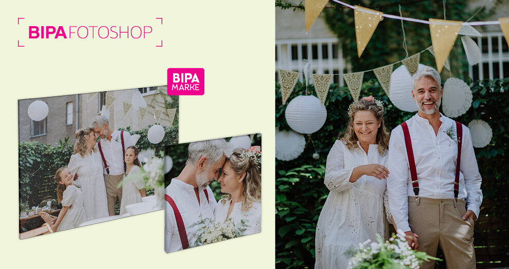 Hochzeitspaar und Familie vor festlicher Kulisse – persönliche Wandbilder mit Lieblingsfotos als Hochzeitsgeschenk gestalten.