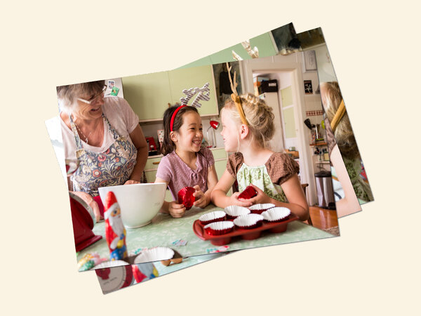 Mehrere BIPA Fotoshop Fotoabzüge zeigen Kinder beim fröhlichen Weihnachtsbacken – ideal zum Verschenken oder Aufbewahren.