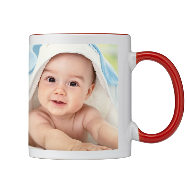 Weiße Tasse mit rotem Griff und Rand, bedruckt mit Bild eines Babys, das in ein blaues Handtuch gewickelt ist.