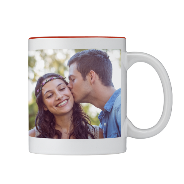 Person mit Blumenkranz und Person in blauem Hemd auf einer Tasse mit rotem Rand, die sich im Freien gegenüberstehen.