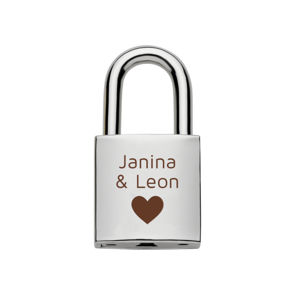 Silbernes Vorhängeschloss mit eingravierten Namen 'Janina & Leon' und braunem Herz darunter, auf transparentem Hintergrund.